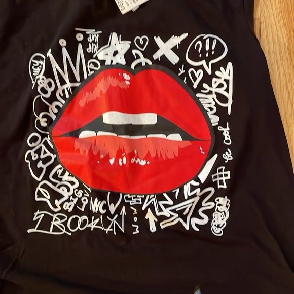 Miss Popular Juniors Sleeveless Top with Red Lips Graphic Size Medium - Picture 2 of 5